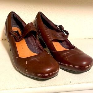 Clarks Artisan brown leather heels 7.5, barely worn